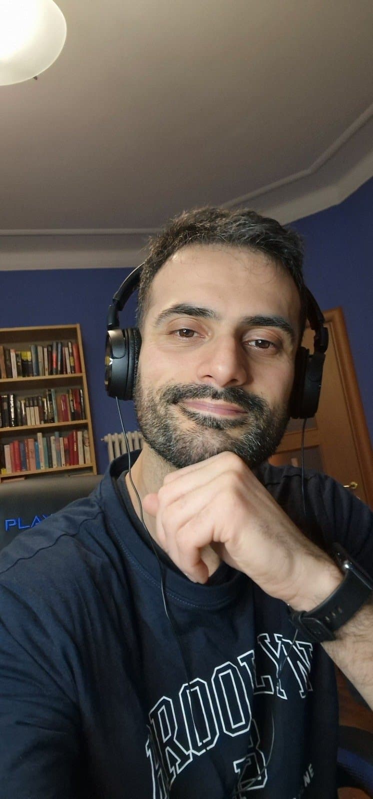 Fabio Venditti al lavoro sui social media